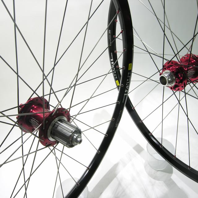 Custom wheel: Hadley MTB Disc Red hubs, Mavic En521 Black rims, DT Competition Black spokes