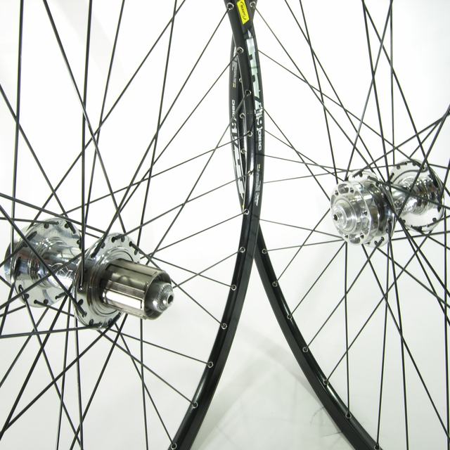 Custom wheel: White Industries Mi6 Polished hubs, Mavic Tn719 Black rims, Sapim Leader Black spokes
